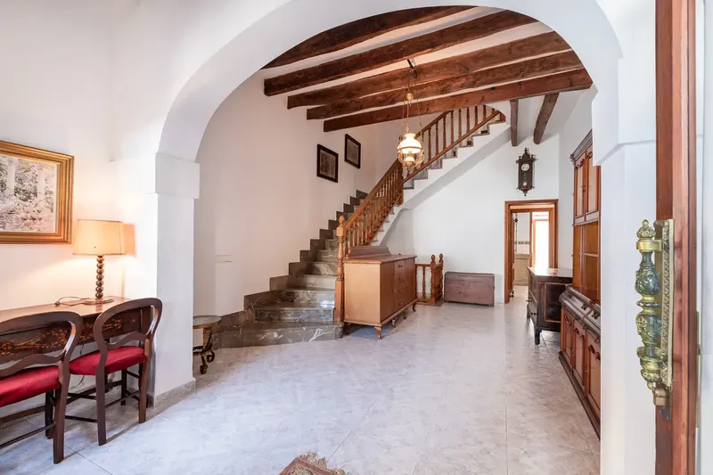 Authentic village house in the center of Andratx with patio, private parking and terraces. The house has Mallorcan windows and doors, beams — photo 2