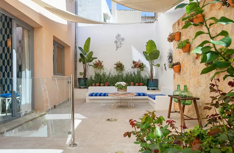 CASA DE TRES PLANTAS, lista para entrar a vivir. Con 4 habitaciones, 2 terrazas, 2 salones, 2 cocinas, almacén y aparcamiento.. — photo 1
