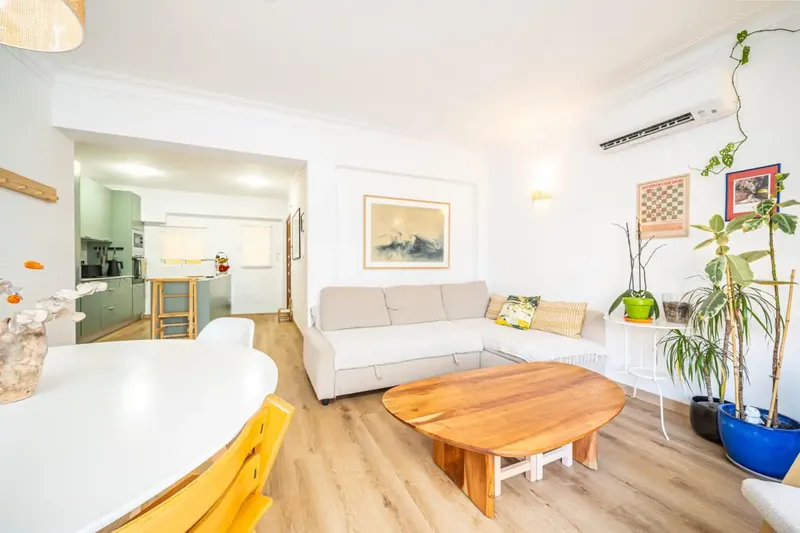 Imagine waking up every morning with the sea breeze and being able to reach the beach in just seconds. This magnificent renovated apartment, located — photo 3
