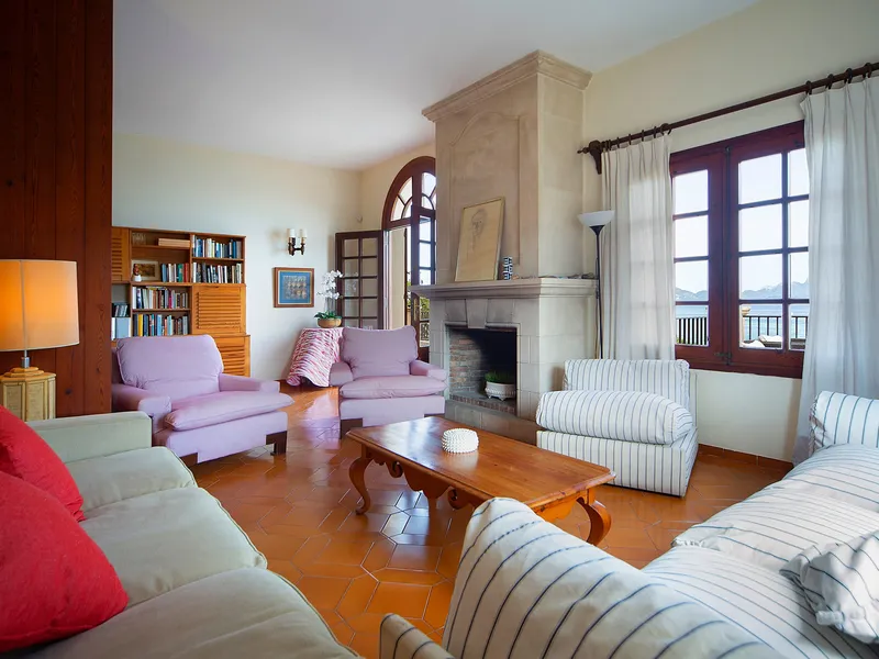 Villa with private access to the beach in Malpás available for rent — photo 4