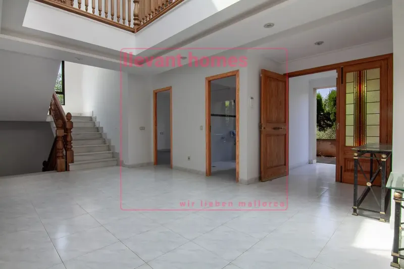 Discover your new home in the exclusive Son Floriana urbanization in Cala Bona! This impressive detached house, located in a — photo 3