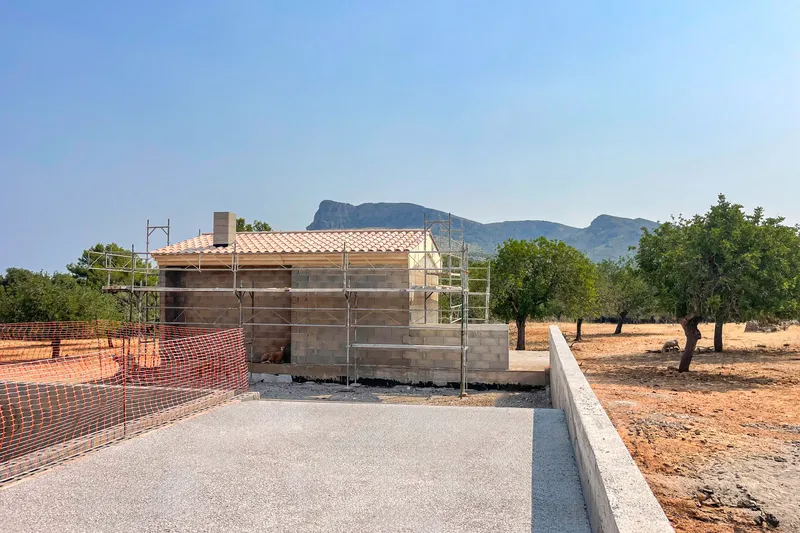 Spacious plot with shell construction in idyllic hill landscape — photo 7