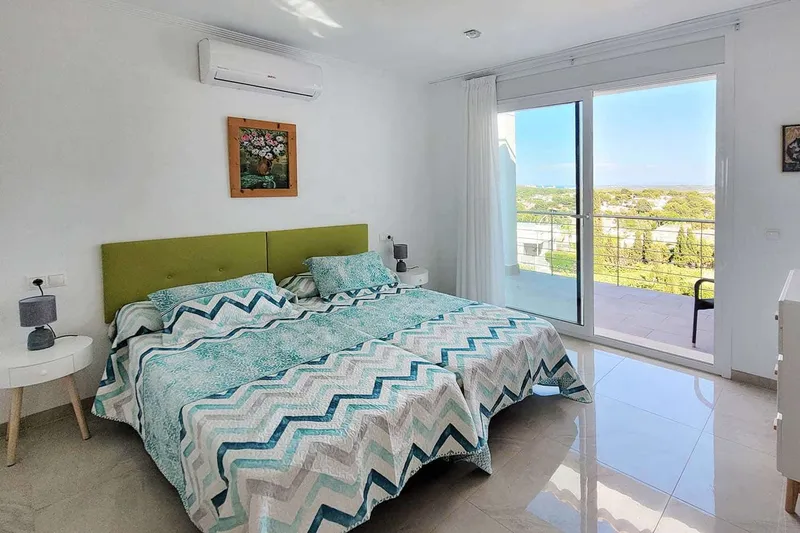 4-bedroom villa with stunning views for rent — photo 11