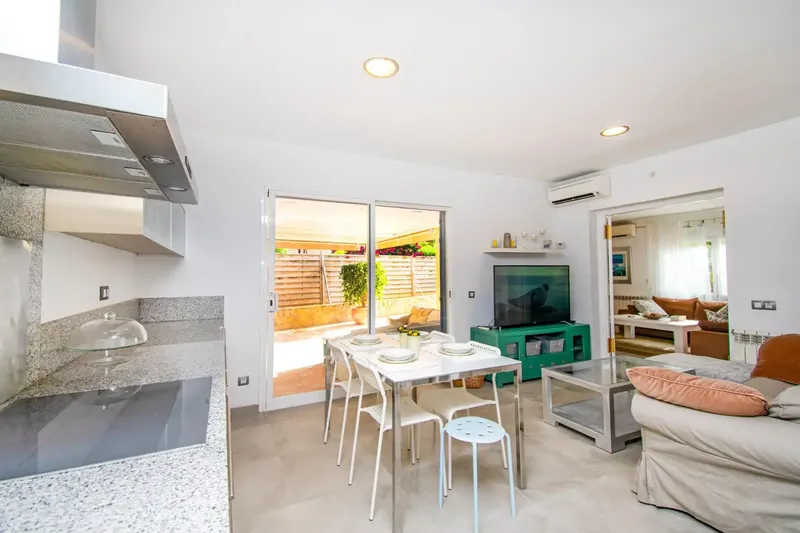 We present this elegant detached chalet in Peguera, Calvià, completely renovated, combining style, comfort and privacy in a — photo 7