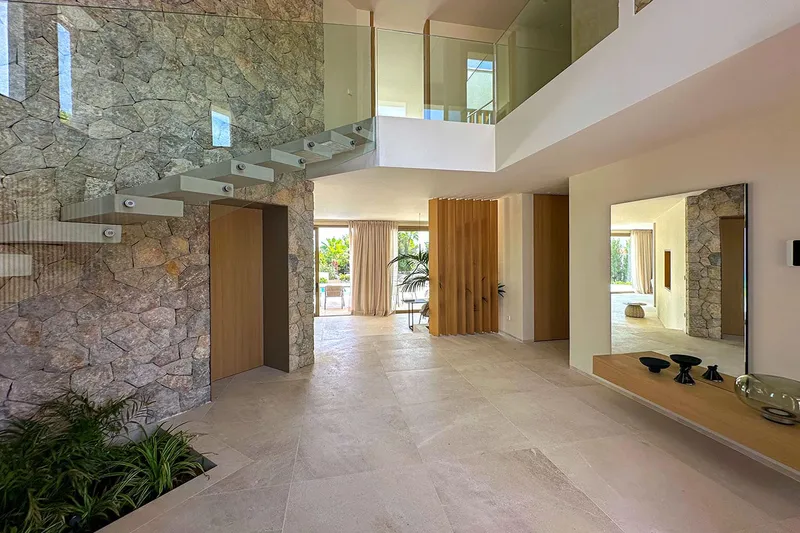 Stylishly renovated villa with wonderful outdoor area in prime location — photo 9