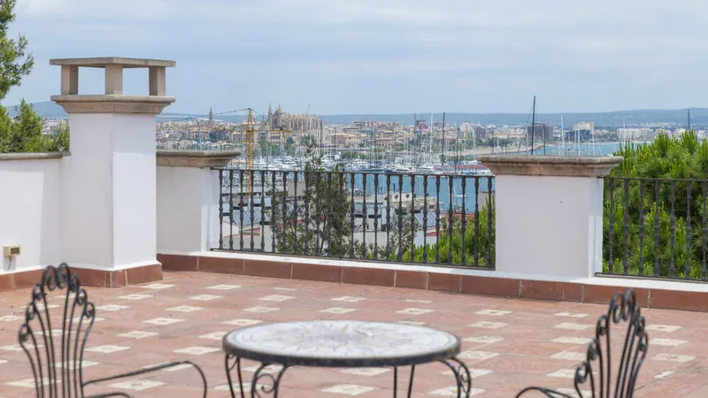 Elegant villa in El Terreno with park-like garden, pool and stunning views of the harbor — photo 1