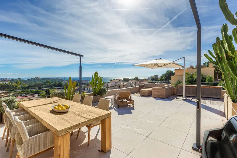 Stylish family villa with breathtaking views — photo 1
