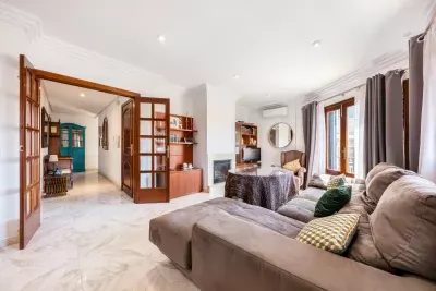 Magnificent corner townhouse with spacious interiors, private terrace and large garage — photo 1