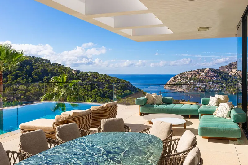 Villa of the highest class with fantastic sea views — photo 1