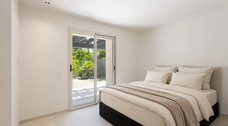 Stylish contemporary villa with private pool and golf course views in Santa Ponsa — photo 4