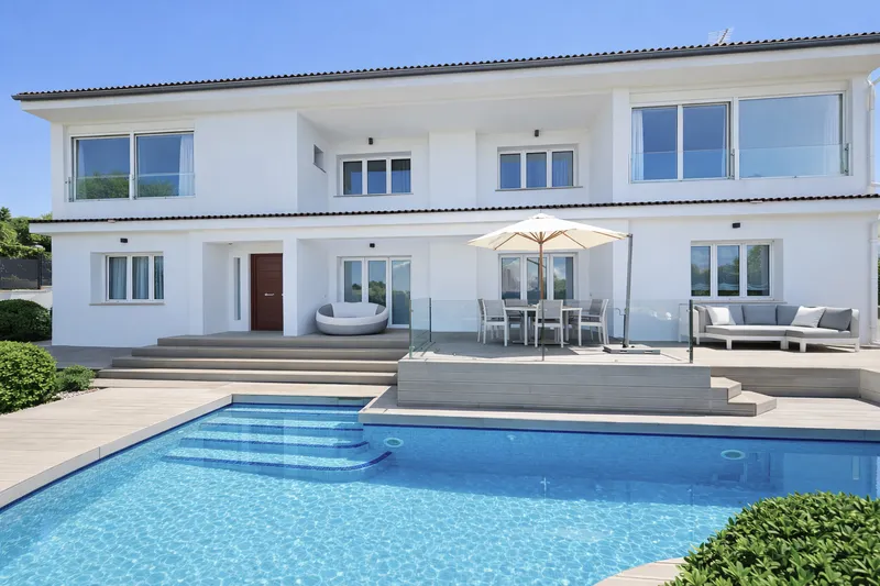 Beautiful family villa in a prestigious location in Nova Santa Ponsa — photo 3