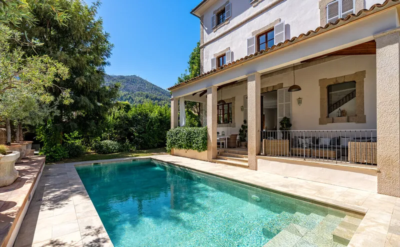 Exceptional townhouse with swimming pool and parking — photo 2