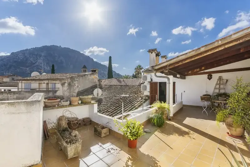 This excellent house, for sale in the sought-after old town area of Pollensa, is of generous dimensions, offers great flexibility — photo 5