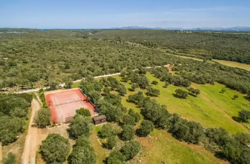 Spectacular property for sale, located in a dreamlike and isolated enclave on a plot of almost 20 hectares between Manacor and Petra. — photo 10