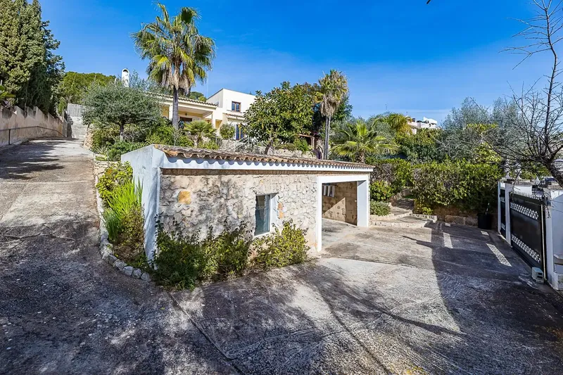 Ubicada en la prestigiosa zona residencial de La Bonanova, esta elegante villa disfruta de agradables vistas al mar y un entorno tranquilo y — photo 8