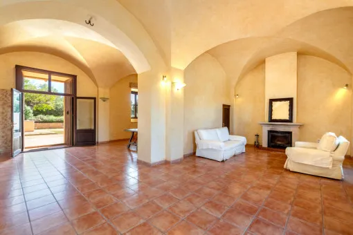 Manacor, charming finca on an exceptionally large plot with panoramic views and a small grove of trees near Sant Llorenç — photo 6