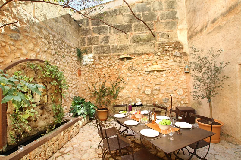 Town house for sale in Pollença, Mallorca, with landscaped patio garden and ETV holiday rental licence. A charming 4-bedroom property located in the heart of the old town. — photo 1