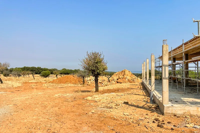 Spacious plot with shell construction in idyllic hill landscape — photo 2