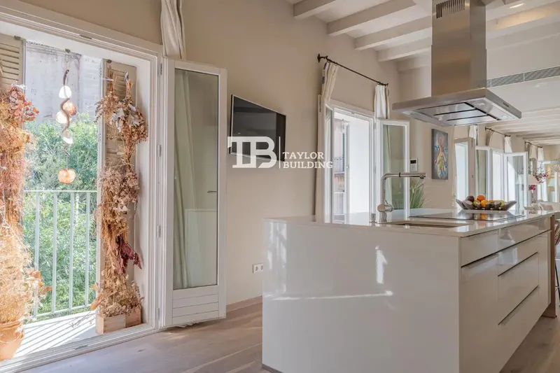 Taylor Building Real Estate presents an extraordinary property combining the historic essence of Palma de Mallorca's old town — photo 9
