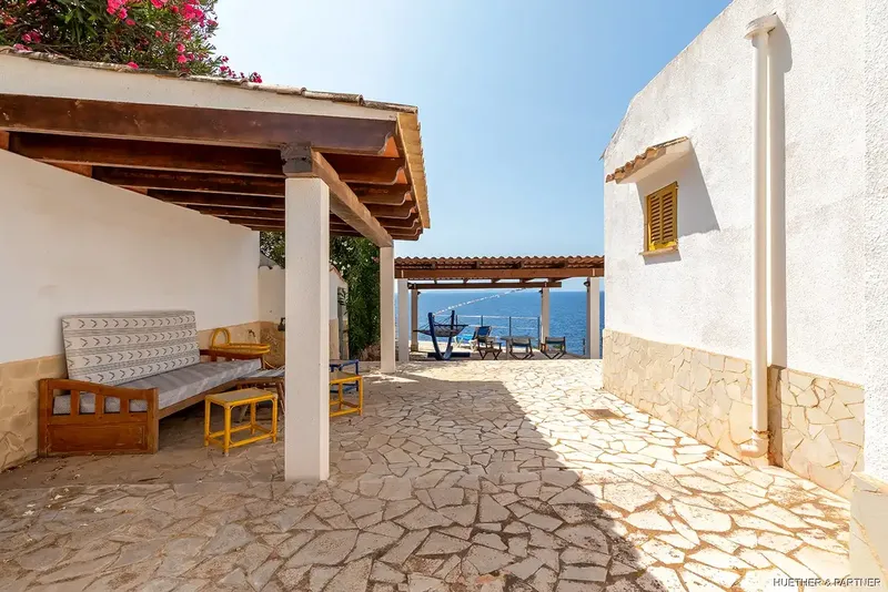In an absolutely privileged location, directly on the cliffs of Cala Pi, this Mediterranean villa is situated on the first line — photo 11
