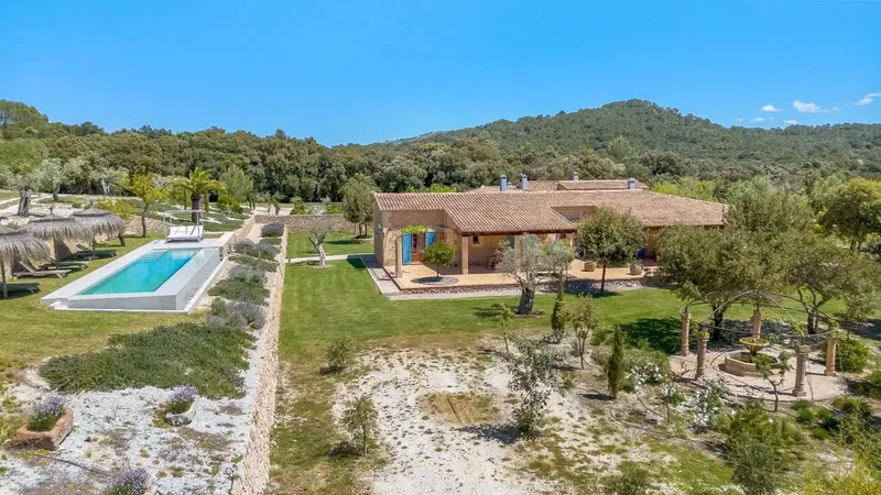 Private and quiet 182,000 m2 finca in Campanet with a 760 m2 newly built high-quality house with antique elements, such as bal — photo 1
