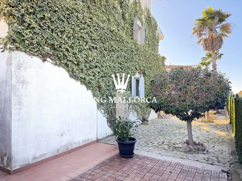 We offer a wonderful semi-detached villa with 3 bedrooms, 2 bathrooms, private pool, parking and large garden. — photo 10