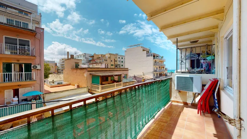 Three-bedroom apartment with large balcony just 100 meters from the beach — photo 2