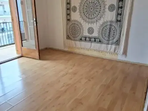 Spacious 4-bedroom apartment with all exterior windows, fitted wardrobes, 2 large full bathrooms, large living-dining room, kitchen — photo 3