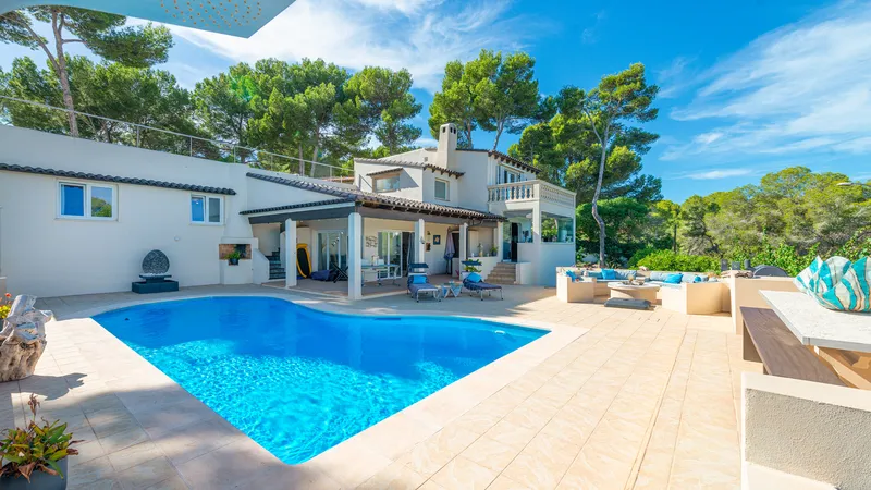 Villa with pool, sea view and a lot of potential in quiet area of Sol de Mallorca — photo 1