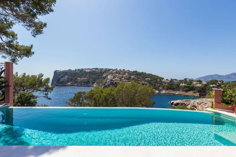 4-bedroom luxury villa with sea access for rent — photo 1