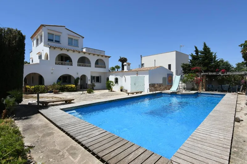 Spacious villa with great potential on a quiet street in Cala Llombards — photo 1