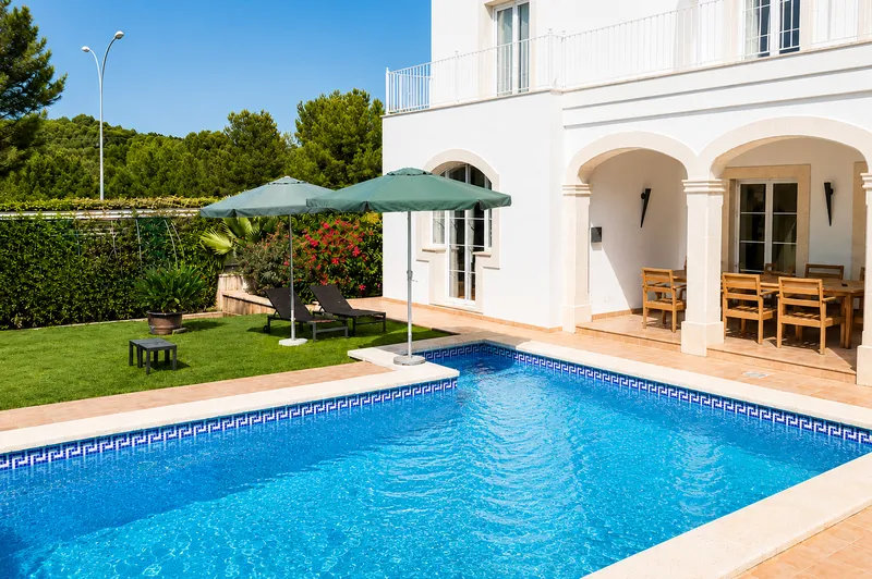 Modernized luxury villa with pool and partial sea views in Nova Santa Ponsa — photo 4