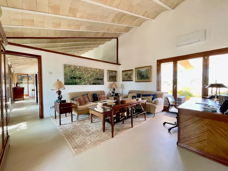 Finca in Sencelles of 24,000 m2 with pool — photo 1