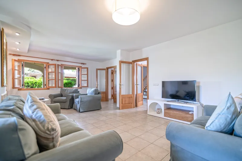 Well-maintained villa for sale within walking distance of the ocean in Sa Rapita — photo 4