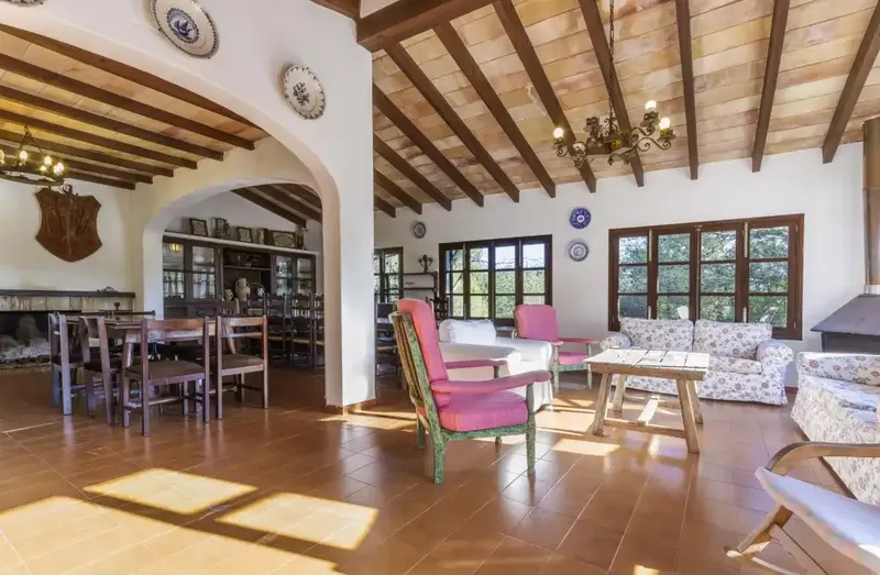Impressive estate with a single-story country house, three bedrooms, two bathrooms and a comfortable living/dining room — photo 5