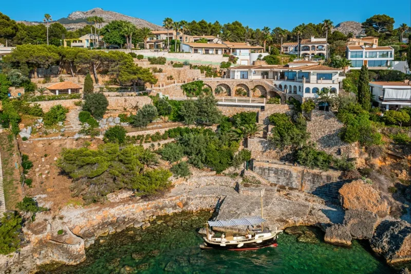 Mediterranean Waterfront Villa with Private Jetty, Pool & Holiday Rental Licence — photo 1