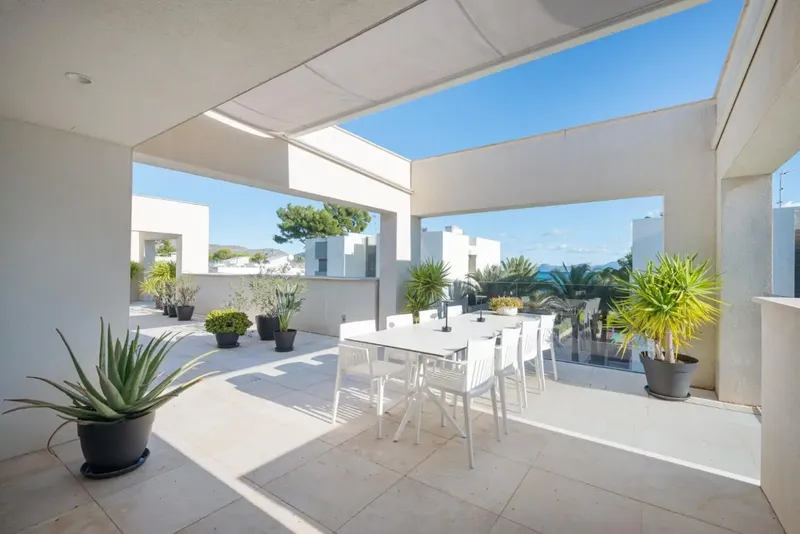 Nicolas Real Estate, su especialista en fincas y villas en Mallorca y Pisos exepcionales ! En el precioso Puerto de Alcudia le ofrecemos est — photo 2