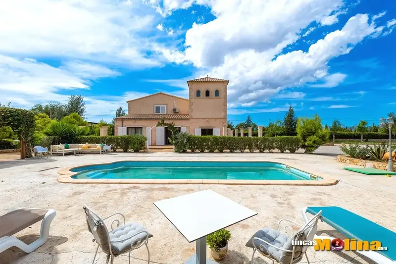 Discover this majestic villa in Son Ferriol, a true oasis of luxury spanning a generous 683 m2 and surrounded — photo 1