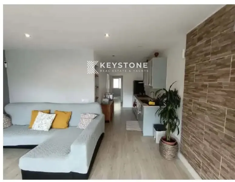 House — photo 1