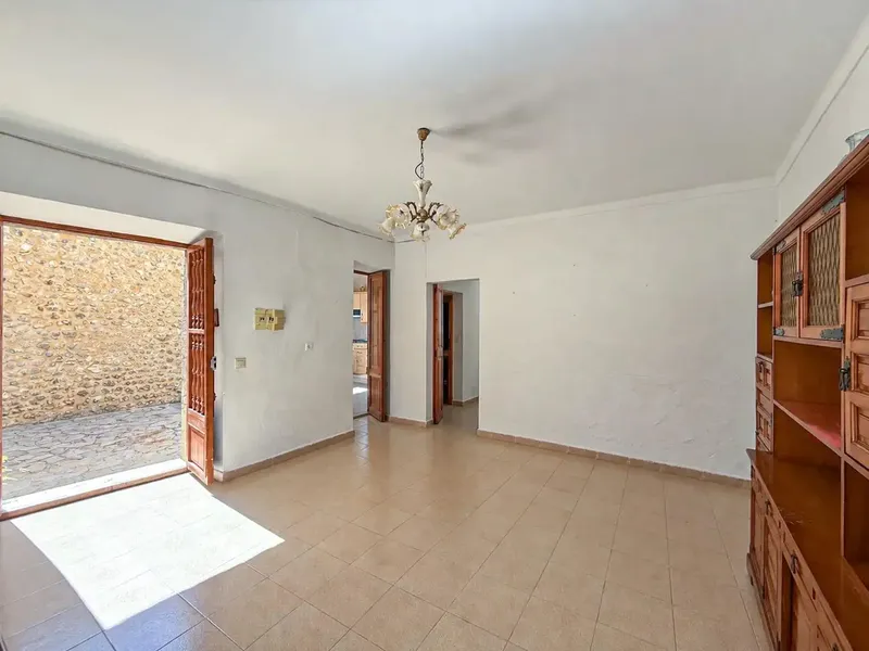 Bienvenidos a esta casa de pueblo en estado original, que ofrece una excelente oportunidad para personalizar su nuevo hogar. — photo 10
