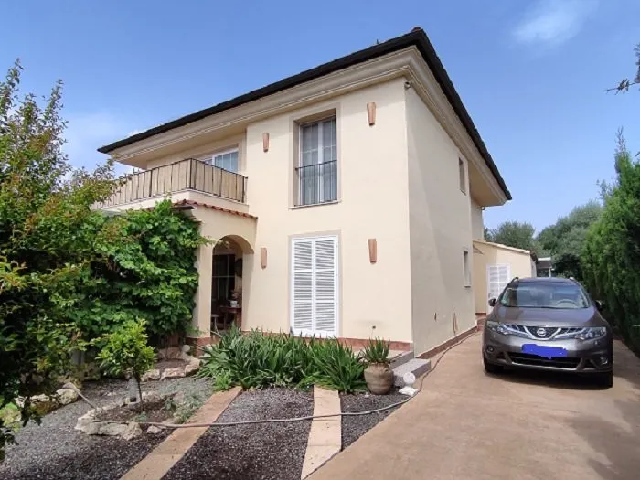 Detached house with garden and pool — photo 2