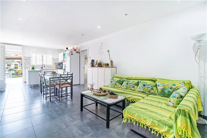 Detached house with a swimming pool on a plot of approximately 1,100 m² — photo 4
