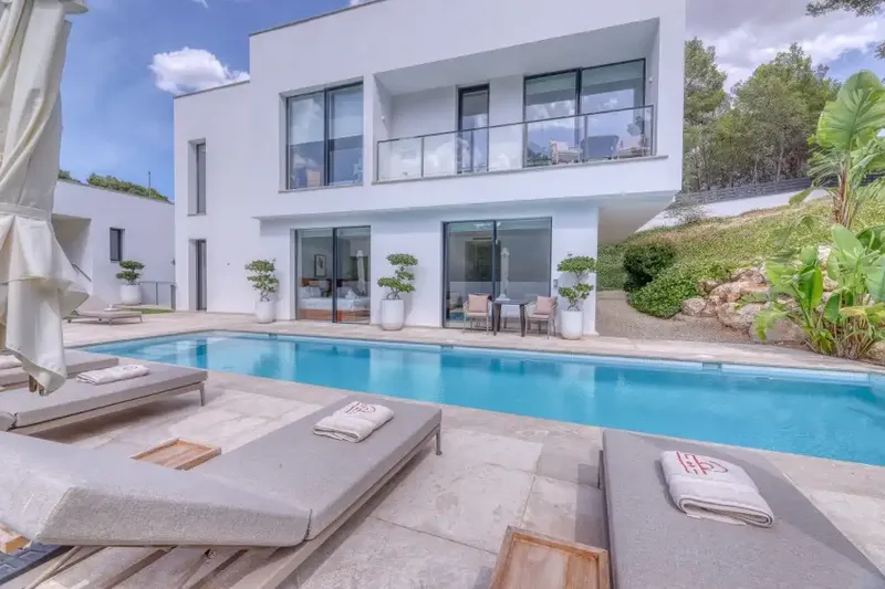 This contemporary villa is located in Son Vida, the most exclusive and prestigious residential enclave in Palma, and combines striking architecture — photo 5