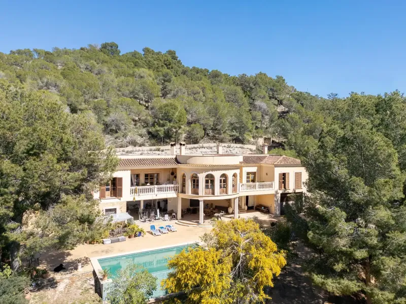 Imposing chalet with clear mountain views, located in Paguera, Calvià — photo 1