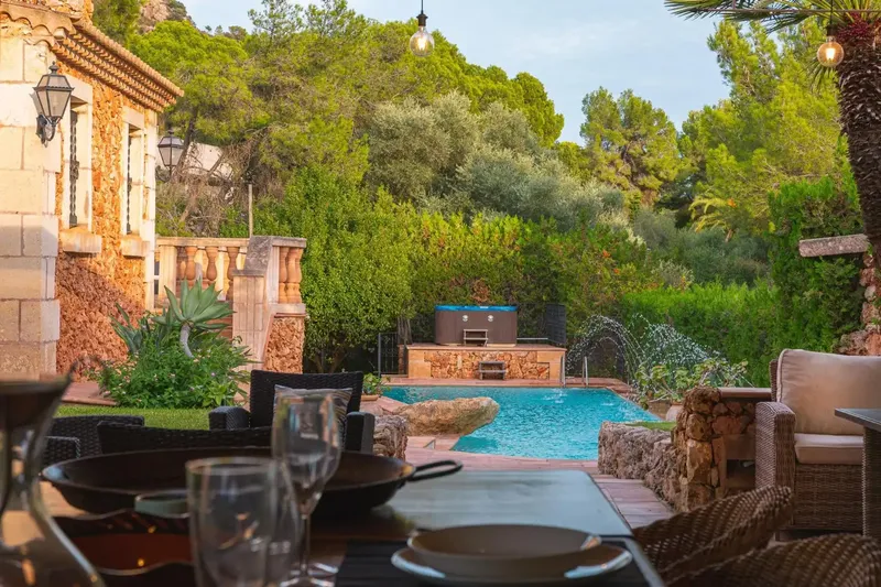Welcome to this incredible rustic-style chalet in Costa de los Pinos, a residential area that everyone desires today thanks to its surroundings — photo 2