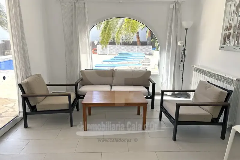 This magnificent detached villa is located in a peaceful urbanization Punta des Port just 400 meters from the charming beach of — photo 7