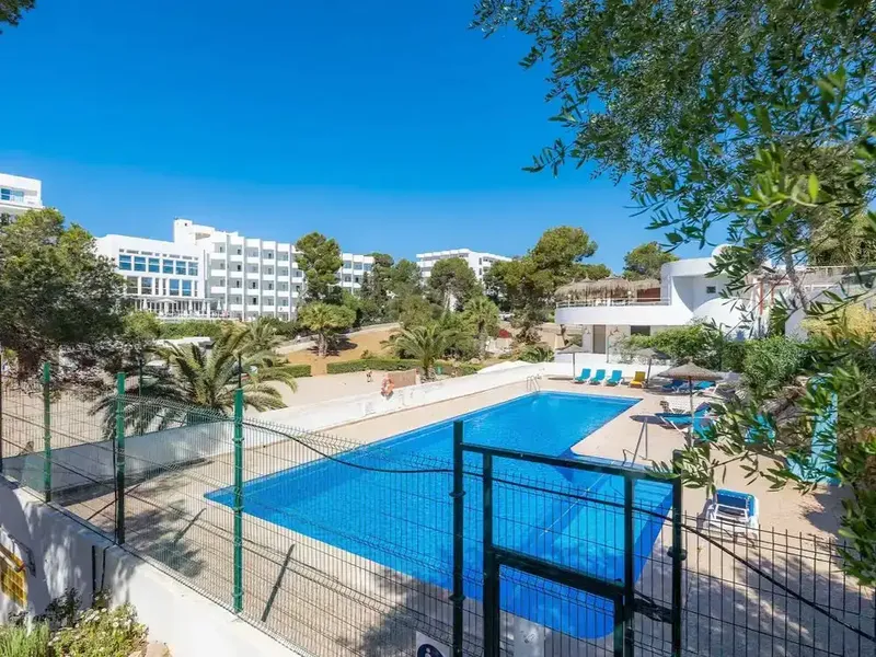 El Apartamento está situado en el corazón del pueblo de Cala D'Or, en la planta baja elevada de un complejo de apartamentos. El alojamiento  — photo 6