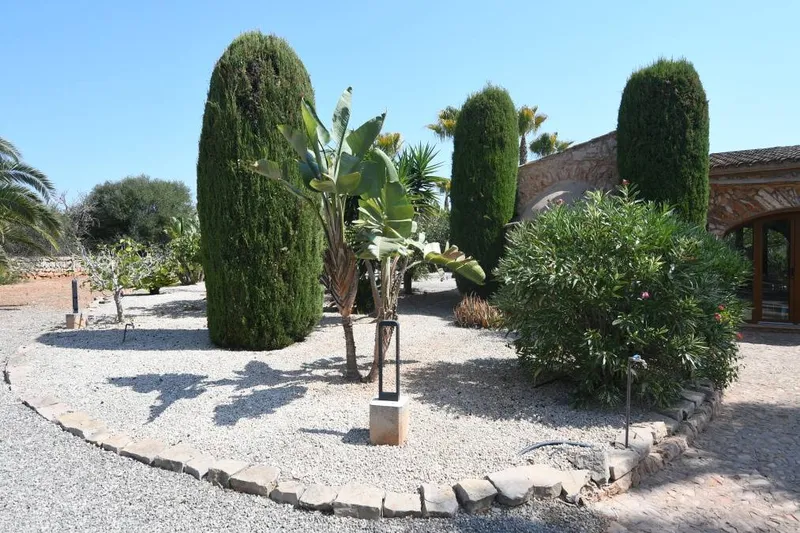 Charming country house with characterful interiors, a beautiful garden and a separate [...] — photo 5