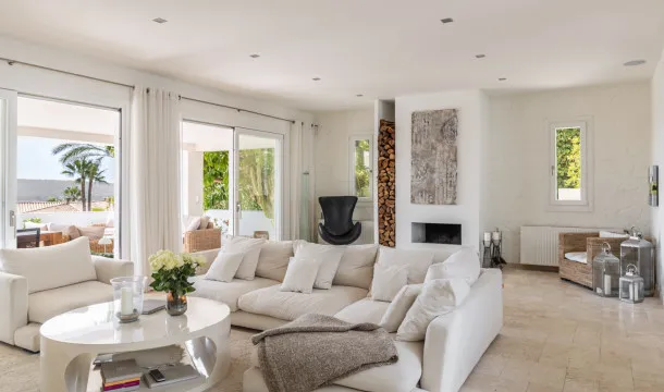 Spacious Family Villa with Mediterranean Charm — photo 11