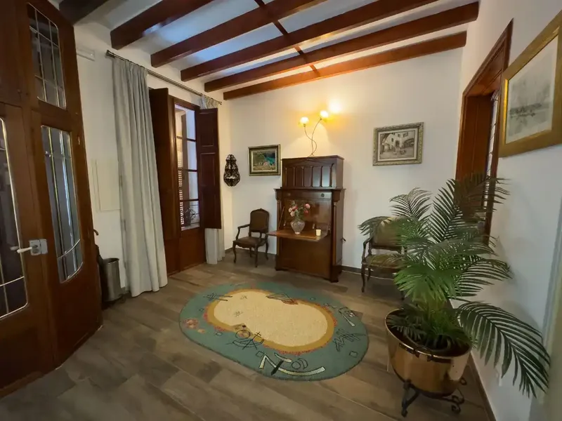Casa de pueblo mallorquina reformada con materiales de gran calidad, techos altos con vigas de madera vistas, muy iluminada con grandes vent — photo 8